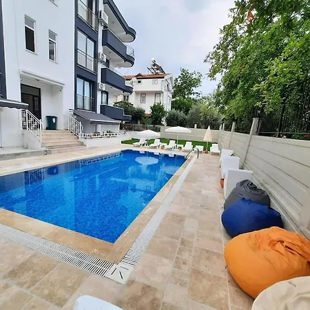 Havuzlu Sitede Ozel Bahceli Tatil Evi Apartament