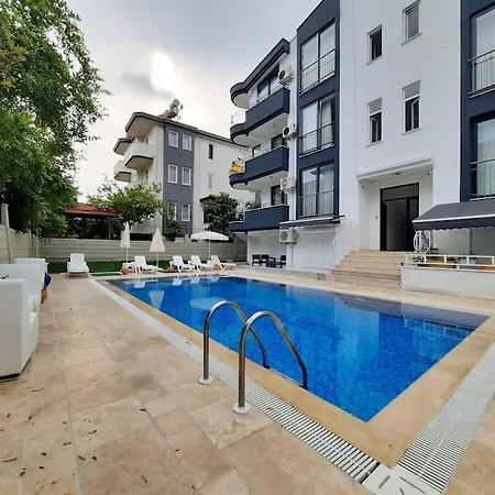 Havuzlu Sitede Ozel Bahceli Tatil Evi *
