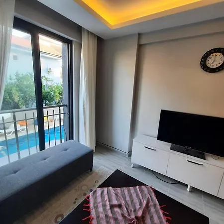 Havuzlu Sitede Ozel Bahceli Tatil Evi Apartament Side